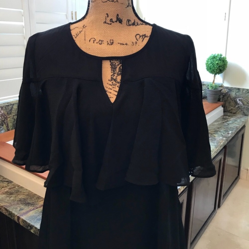 NWT Tiered Ruffle Keyhole Blouse - Picture 3 of 5